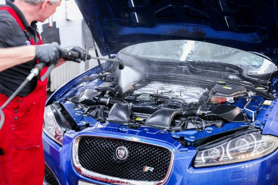 Hogyan kell mosni egy autó motorját otthon, és hogy meg kell-e tenni, vagy sem