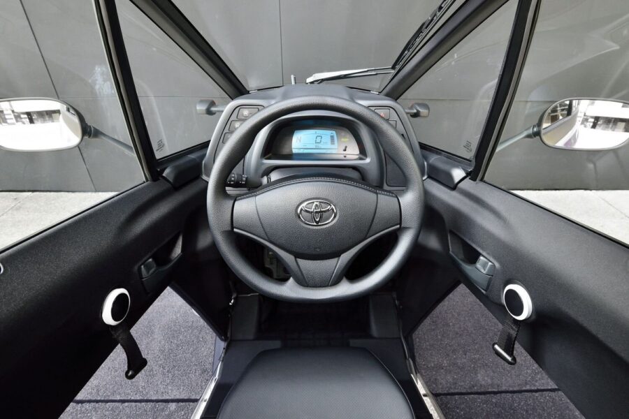 Toyota i-Road. Egy autó és egy motorkerékpár között
