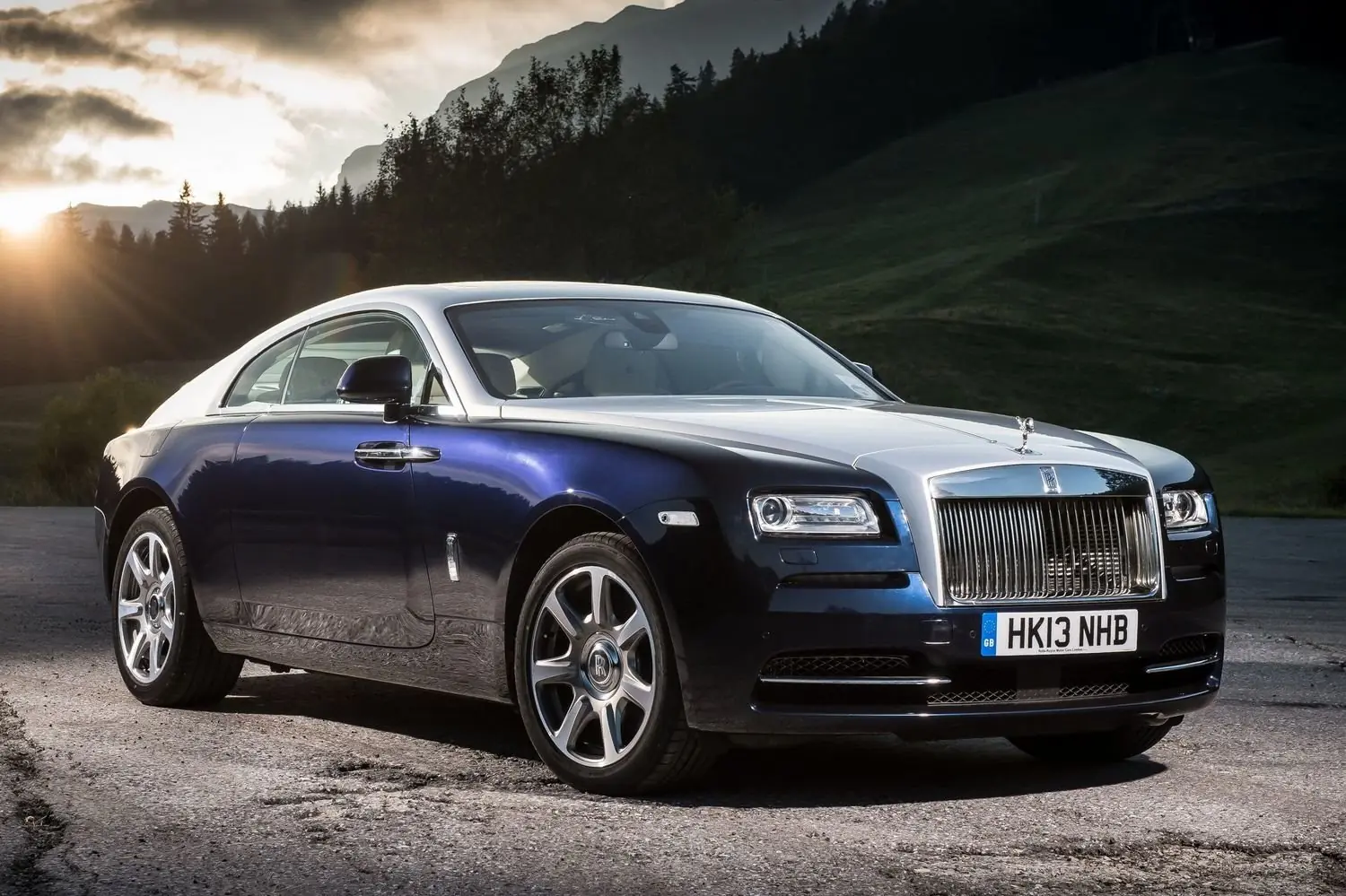 Rolls-Royce Wraith/Dawn/Ghost és BMW M760Li xDrive — 6,592 L V12 (BMW), 2 turbina, benzin